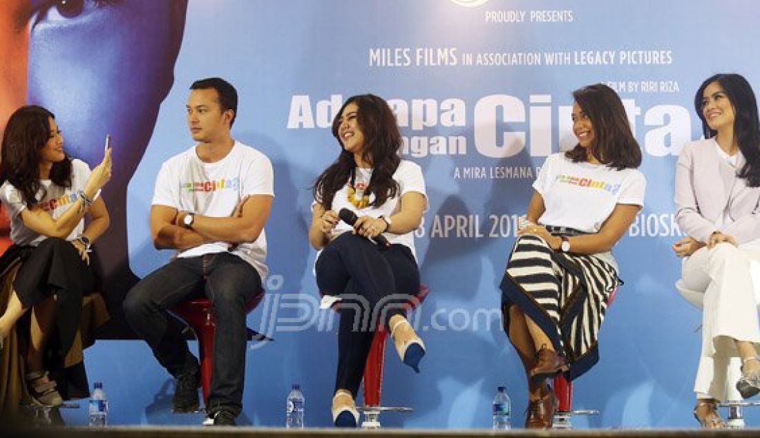 (Kiri) Pemeran Ada Apa Dengan Cinta (AADC) 2 Dian Sastrowardoyo, Nicholas Saputra, Sissy Priscillia, Adinia Wirasti dan Titi Kamal saat menghadiri konferensi pers, Jakarta, Senin (25/4). Masing-masing berperan sebagai Cinta, Rangga, Milly, Karmen dan Maura. Foto: Ricardo/JPNN.com - JPNN.com