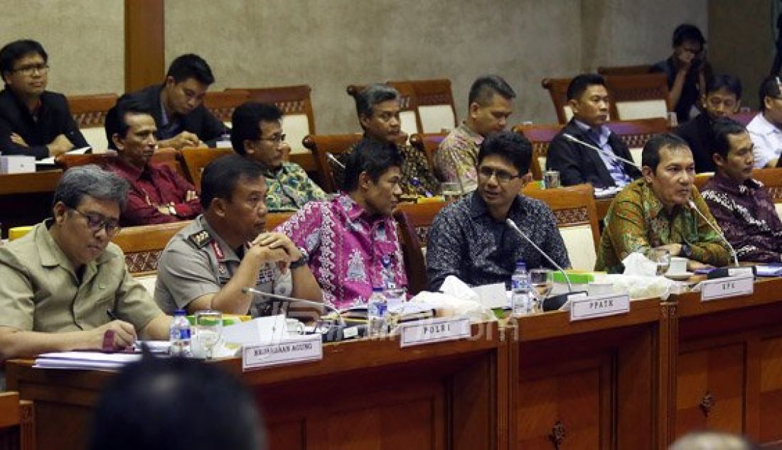 (Kiri) Jampidsus Arminsyah, Ketua PPATK Muhammad Yusuf, Wakil Ketua KPK La Ode M Syarif, Saut Situmorang dan Wakil Ketua KPK Alexander Marwata saat rapat dengar pendapat dengan Komisi XI DPR, Jakarta, Selasa (26/4). Rapat tersebut mendengarkan masukan dari lembaga negara dibidang hukum terhadap RUU Pengampunan Pajak. Foto: Ricardo/JPNN.com - JPNN.com