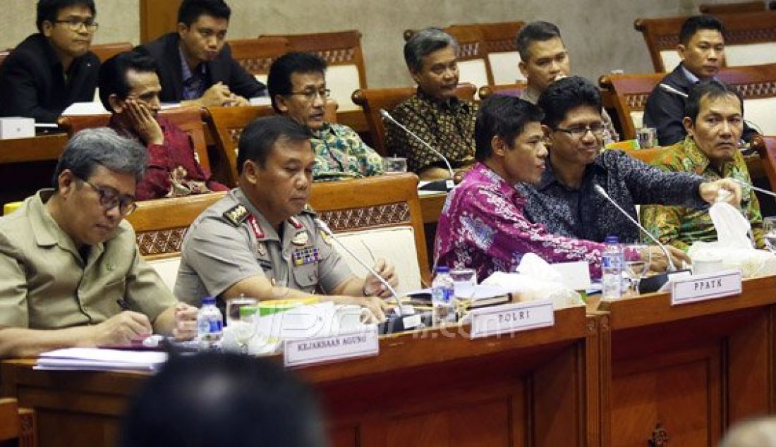 (Kiri) Jampidsus Arminsyah, Ketua PPATK Muhammad Yusuf, Wakil Ketua KPK La Ode M Syarif, Saut Situmorang dan Wakil Ketua KPK Alexander Marwata saat rapat dengar pendapat dengan Komisi XI DPR, Jakarta, Selasa (26/4). Rapat tersebut mendengarkan masukan dari lembaga negara dibidang hukum terhadap RUU Pengampunan Pajak. Foto: Ricardo/JPNN.com - JPNN.com