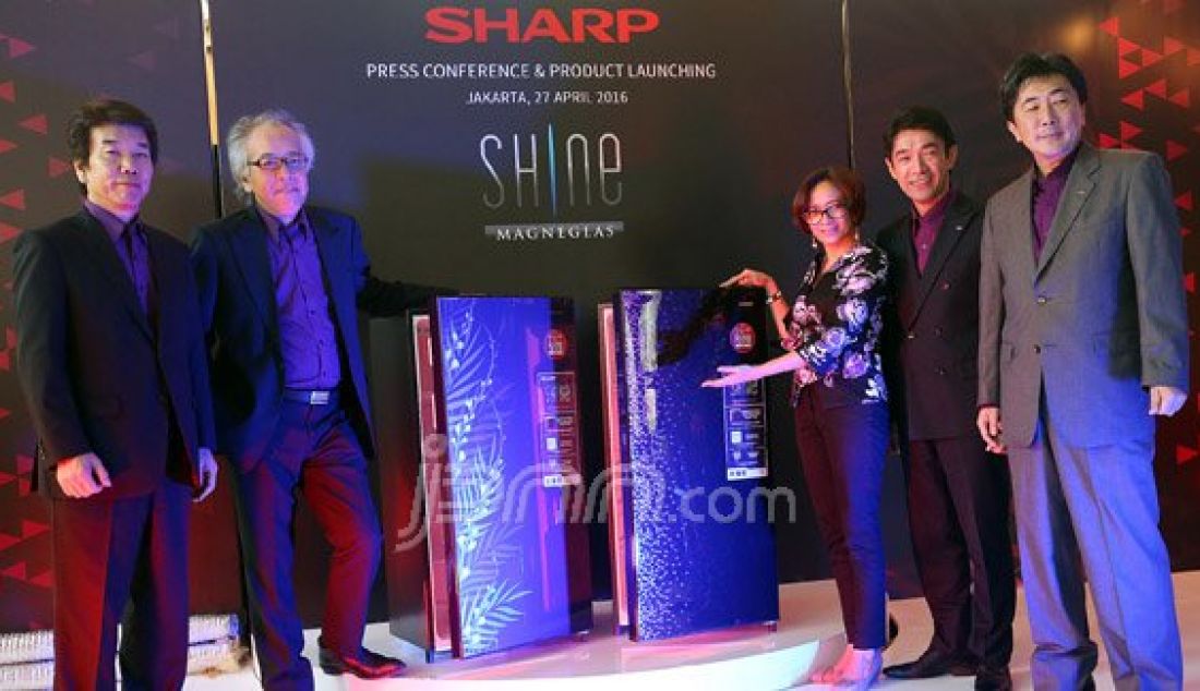 (Kiri) SEID Vice President Director Shigeo Noma, SEID Presdir Fumihiro Irie, SEID Product Planning Herdiana Anita Pisceria, SEID Sales &amp; Marketing Senior GM Takahiro Takahata dan SEID Refrigerator Production Yasuo Takenaka saat launching lemari es satu pintu SHARP Shine, Jakarta, Rabu (27/4). Foto: Ricardo/JPNN.com - JPNN.com