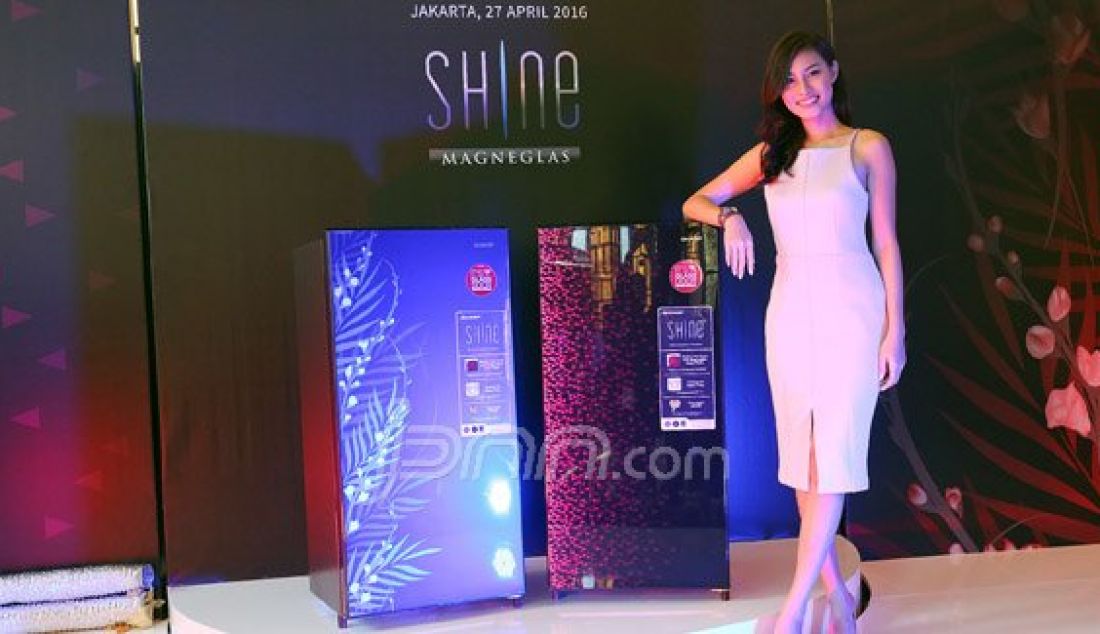 Sales Promotion Girl (SPG) menunjukkan lemari es satu pintu terbaru SHARP Shine, Jakarta, Rabu (27/4). Lemari tersebut memiliki stylish flat door dengan desain mirror-look anti-pecah nan elegan bertabur motif bunga cantik maupun geometris yang minimalis dan harga terjangkau. Foto: Ricardo/JPNN.com - JPNN.com