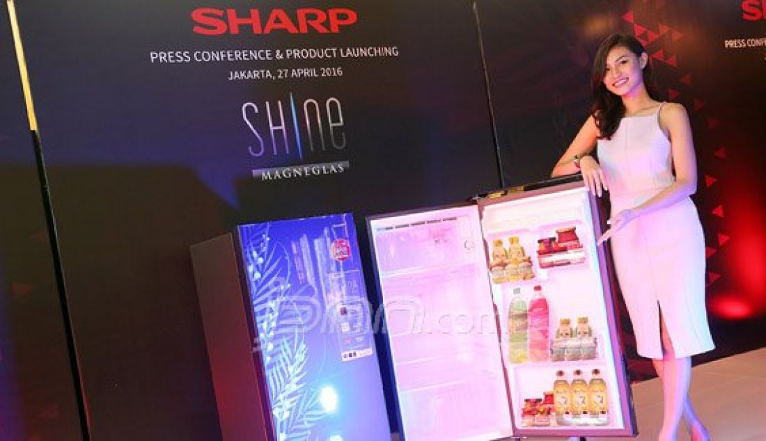 Sales Promotion Girl (SPG) menunjukkan lemari es satu pintu terbaru SHARP Shine, Jakarta, Rabu (27/4). Lemari tersebut memiliki stylish flat door dengan desain mirror-look anti-pecah nan elegan bertabur motif bunga cantik maupun geometris yang minimalis dan harga terjangkau. Foto: Ricardo/JPNN.com - JPNN.com