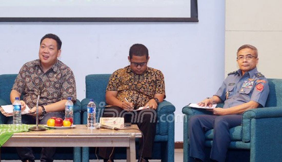 (Kiri) Anggota Komisi I DPR Charles Honoris, Pakar Kamnas Muradi dan Tenaga Ahli Pengkaji Bidang Sistem Menajemen Nasional Lemhannas, Laksamana Muda TNI Untung Suropati pada Seminar Nasional RUU Kamnas dengan Key Note Speaker Menhan Ryamizard Ryacudu, Jakarta, Rabu (27/4). Foto: Ricardo/JPNN.com - JPNN.com