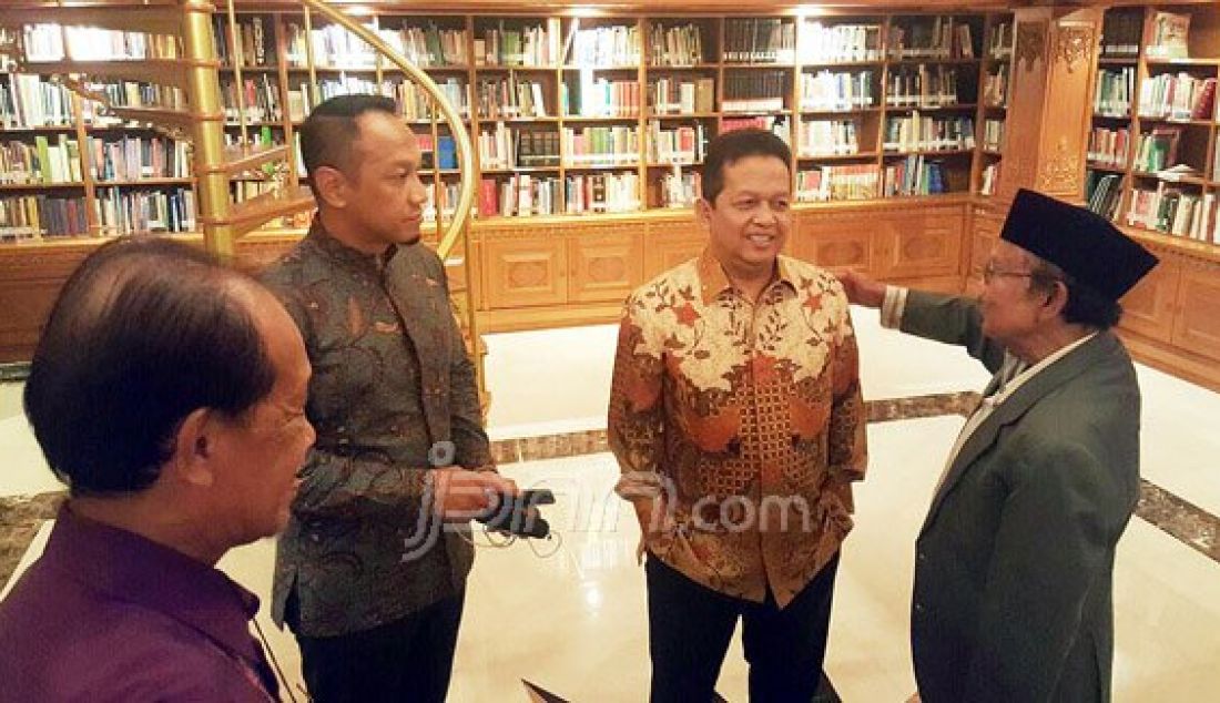 Ketua Komite Ekonomi dan Industri Nasional (KEIN) Sutrisno Bachir saat menemui Mantan Presiden BJ Habibie dikediamannya, Jakarta, Rabu (27/4). Pertemuan KEIN dengan BJ Habibie mambahas perkembangan ekonomi dan industri nasional dalam rangka roadmap kemajuan industri nasional mendatang. Foto: Ricardo/JPNN.com - JPNN.com