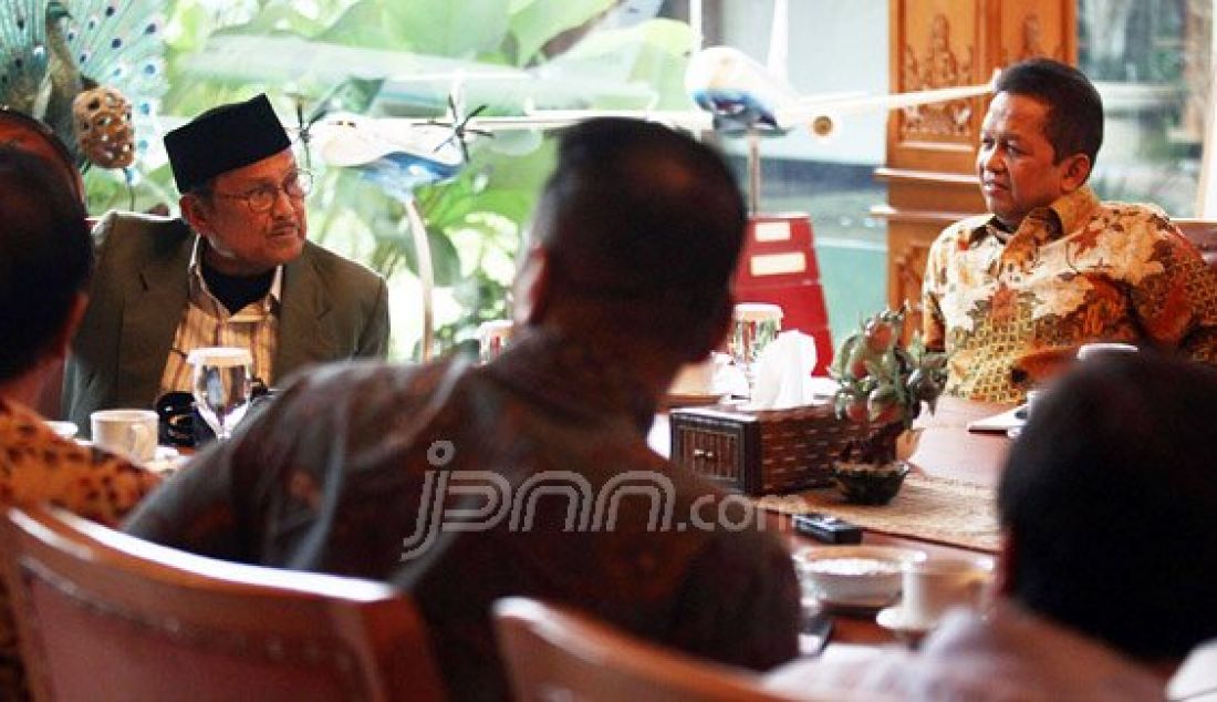 Ketua Komite Ekonomi dan Industri Nasional (KEIN) Sutrisno Bachir saat menemui Mantan Presiden BJ Habibie dikediamannya, Jakarta, Rabu (27/4). Pertemuan KEIN dengan BJ Habibie mambahas perkembangan ekonomi dan industri nasional dalam rangka roadmap kemajuan industri nasional mendatang. Foto: Ricardo/JPNN.com - JPNN.com