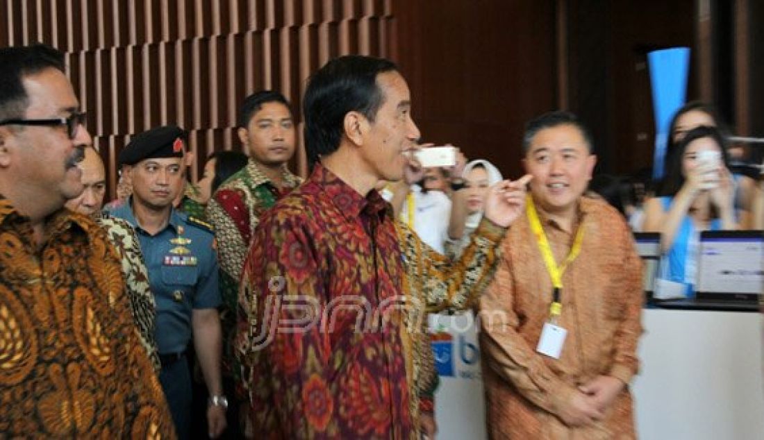 MELIHAT PAMERAN: Presiden Joko Widodo membuka Indonesia E-Commerce Summit and Expo (IESE) yang diadakan di ICE BSD City, Tangerang Selatan, Banten, Rabu (27/4). Foto: Yeri/Indopos/JPNN.com - JPNN.com