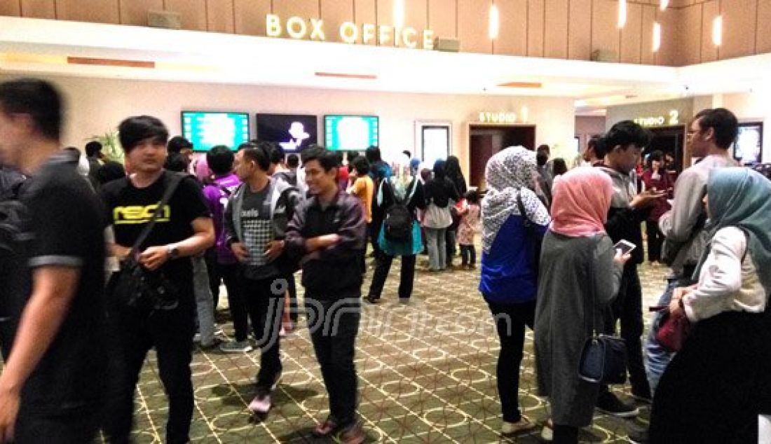 Pengunjung saat mengantre saat membeli tiket pada penayangan perdana Film Ada Apa Dengan Cinta 2 di XXI Cibinong Mall, Kabupaten Bogor, Jawa Barat, Kamis (28/4). Foto: Ricardo/JPNN.com - JPNN.com