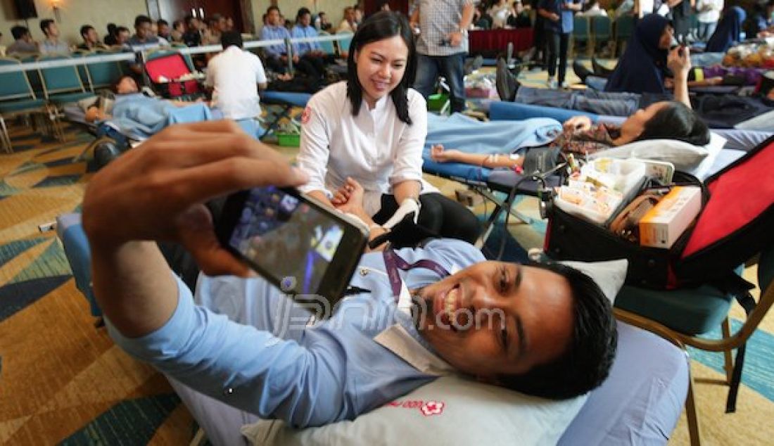 Sobirin salah satu staff Senayan city mall yang ikut memeriahkan acara Blood Donation di Senayan City. Foto: Puguh Sujiatmiko/Jawa Pos - JPNN.com
