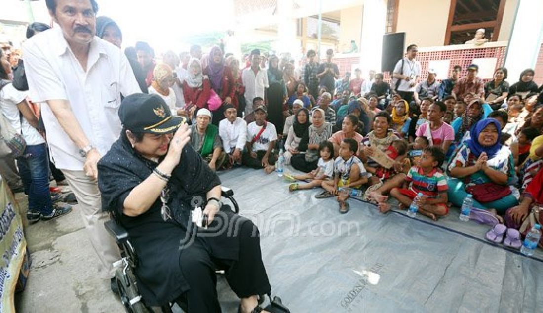 Tokoh Nasional dan Pendiri Universitas Bung Karno (UBK) Rachmawati Soekarnoputri saat mengunjungi Masjid Luar Batang, Jakarta Utara, Jumat (29/4). Mbak Rachma berdialog dengan warga terkait keputusan Gubernur DKI Jakarta Basuki Tjahaja Purnama mengusir daerah tersebut. Foto: Ricardo/JPNN.com - JPNN.com