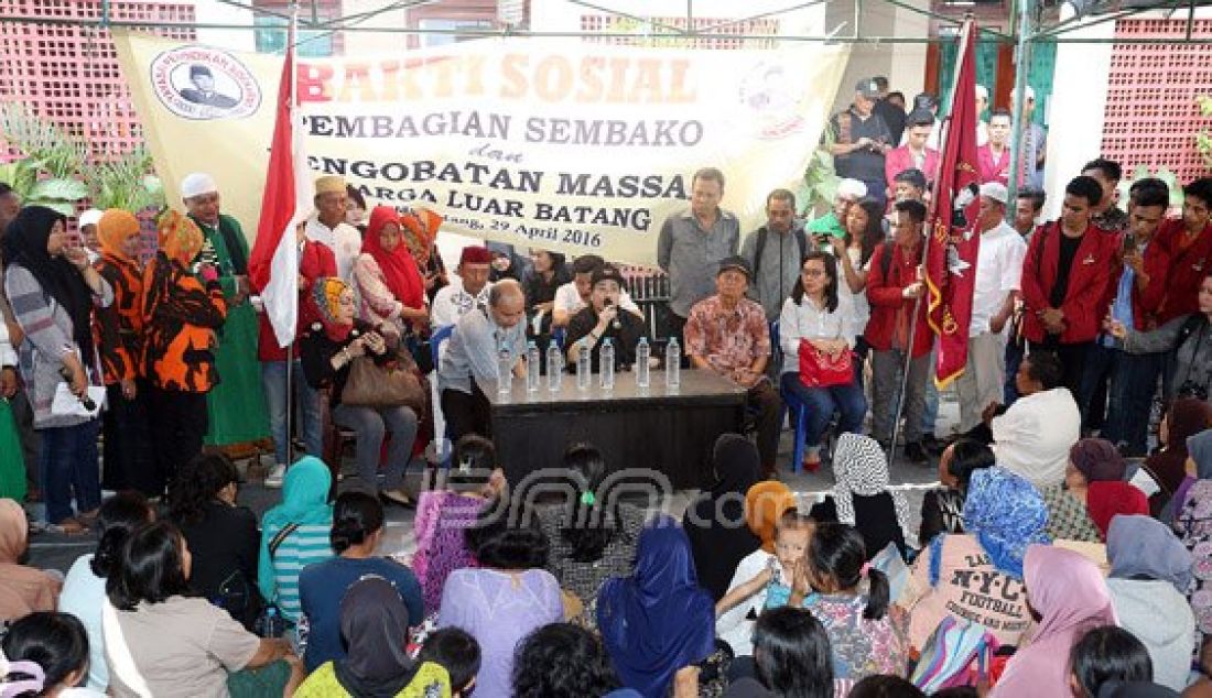 Tokoh Nasional dan Pendiri Universitas Bung Karno (UBK) Rachmawati Soekarnoputri saat mengunjungi Masjid Luar Batang, Jakarta Utara, Jumat (29/4). Mbak Rachma berdialog dengan warga terkait keputusan Gubernur DKI Jakarta Basuki Tjahaja Purnama mengusir daerah tersebut. Foto: Ricardo/JPNN.com - JPNN.com