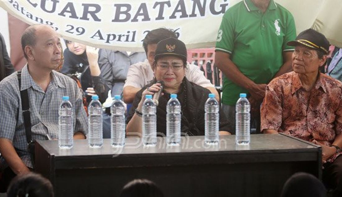 Tokoh Nasional dan Pendiri Universitas Bung Karno (UBK) Rachmawati Soekarnoputri saat mengunjungi Masjid Luar Batang, Jakarta Utara, Jumat (29/4). Mbak Rachma berdialog dengan warga terkait keputusan Gubernur DKI Jakarta Basuki Tjahaja Purnama mengusir daerah tersebut. Foto: Ricardo/JPNN.com - JPNN.com