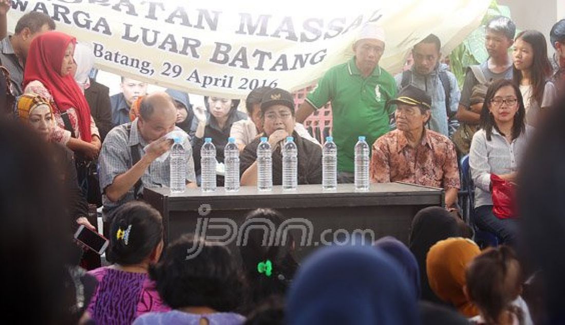 Tokoh Nasional dan Pendiri Universitas Bung Karno (UBK) Rachmawati Soekarnoputri saat mengunjungi Masjid Luar Batang, Jakarta Utara, Jumat (29/4). Mbak Rachma berdialog dengan warga terkait keputusan Gubernur DKI Jakarta Basuki Tjahaja Purnama mengusir daerah tersebut. Foto: Ricardo/JPNN.com - JPNN.com