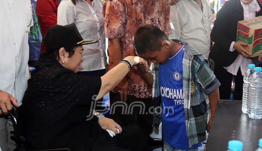 Tokoh Nasional dan Pendiri Universitas Bung Karno (UBK) Rachmawati Soekarnoputri saat mengunjungi Masjid Luar Batang, Jakarta Utara, Jumat (29/4). Mbak Rachma berdialog dengan warga terkait keputusan Gubernur DKI Jakarta Basuki Tjahaja Purnama mengusir daerah tersebut. Foto: Ricardo/JPNN.com - JPNN.com