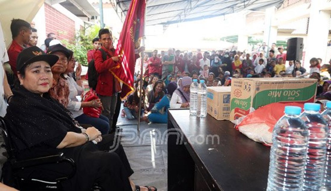 Tokoh Nasional dan Pendiri Universitas Bung Karno (UBK) Rachmawati Soekarnoputri saat mengunjungi Masjid Luar Batang, Jakarta Utara, Jumat (29/4). Mbak Rachma berdialog dengan warga terkait keputusan Gubernur DKI Jakarta Basuki Tjahaja Purnama mengusir daerah tersebut. Foto: Ricardo/JPNN.com - JPNN.com