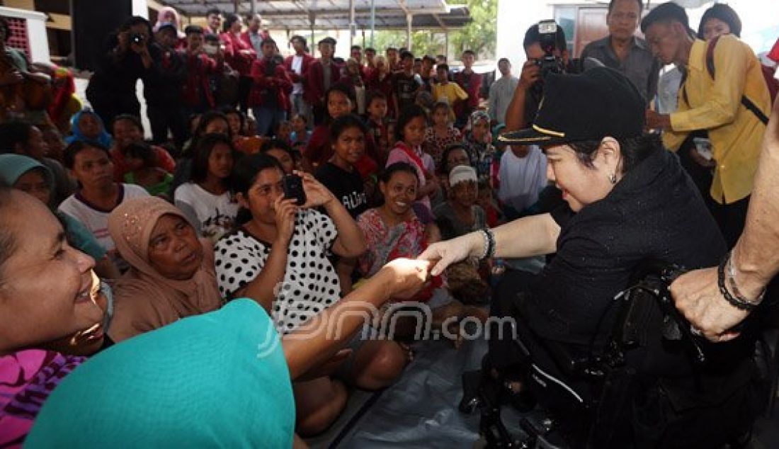 Tokoh Nasional dan Pendiri Universitas Bung Karno (UBK) Rachmawati Soekarnoputri saat mengunjungi Masjid Luar Batang, Jakarta Utara, Jumat (29/4). Mbak Rachma berdialog dengan warga terkait keputusan Gubernur DKI Jakarta Basuki Tjahaja Purnama mengusir daerah tersebut. Foto: Ricardo/JPNN.com - JPNN.com