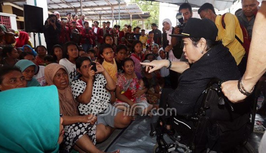 Tokoh Nasional dan Pendiri Universitas Bung Karno (UBK) Rachmawati Soekarnoputri saat mengunjungi Masjid Luar Batang, Jakarta Utara, Jumat (29/4). Mbak Rachma berdialog dengan warga terkait keputusan Gubernur DKI Jakarta Basuki Tjahaja Purnama mengusir daerah tersebut. Foto: Ricardo/JPNN.com - JPNN.com