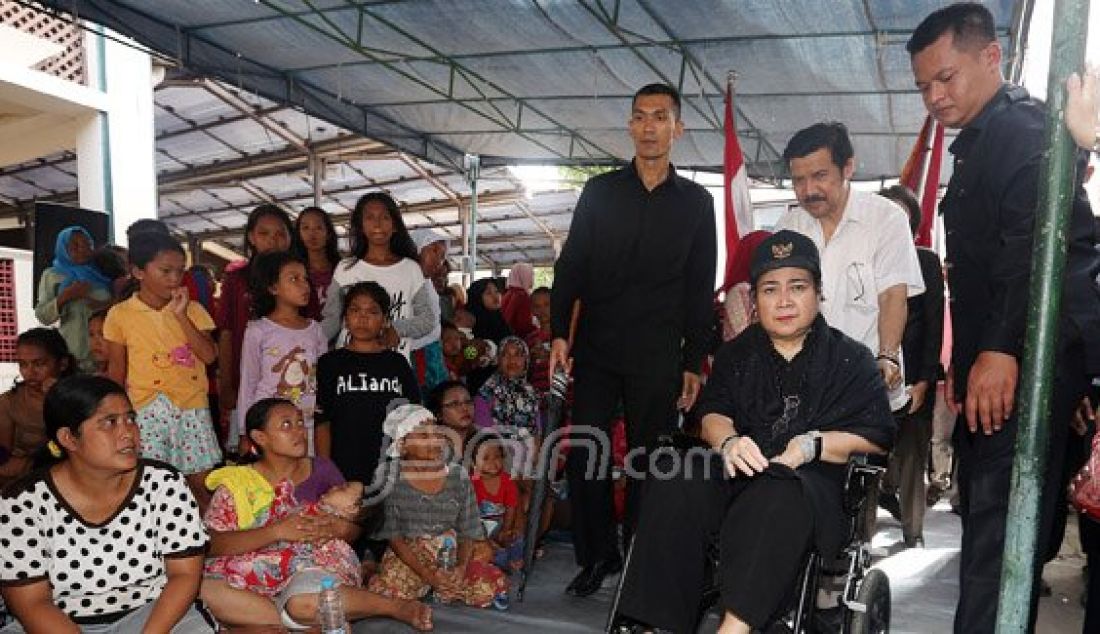 Tokoh Nasional dan Pendiri Universitas Bung Karno (UBK) Rachmawati Soekarnoputri saat mengunjungi Masjid Luar Batang, Jakarta Utara, Jumat (29/4). Mbak Rachma berdialog dengan warga terkait keputusan Gubernur DKI Jakarta Basuki Tjahaja Purnama mengusir daerah tersebut. Foto: Ricardo/JPNN.com - JPNN.com