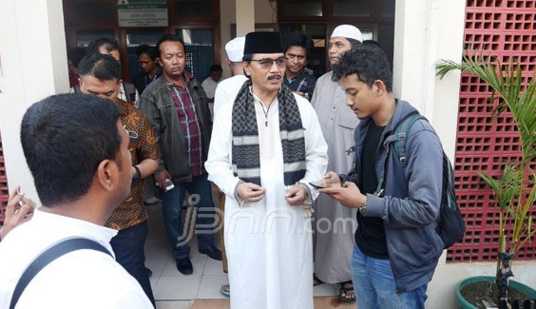 Calon Gubernur DKI Jakarta Adhyaksa Dault saat mengunjungi Masjid Luar Batang, Jakarta Utara, Jumat (29/4). Adhyaksa kecewa dengan keputusan Gubernur DKI Jakarta Basuki Tjahaja Purnama mengusur daerah tersebut. Foto: Ricardo/JPNN.com - JPNN.com