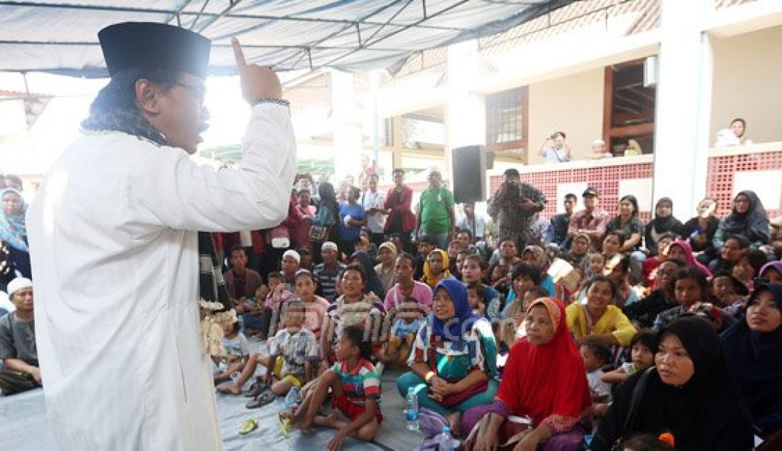 Calon Gubernur DKI Jakarta Adhyaksa Dault saat mengunjungi Masjid Luar Batang, Jakarta Utara, Jumat (29/4). Adhyaksa kecewa dengan keputusan Gubernur DKI Jakarta Basuki Tjahaja Purnama mengusur daerah tersebut. Foto: Ricardo/JPNN.com - JPNN.com