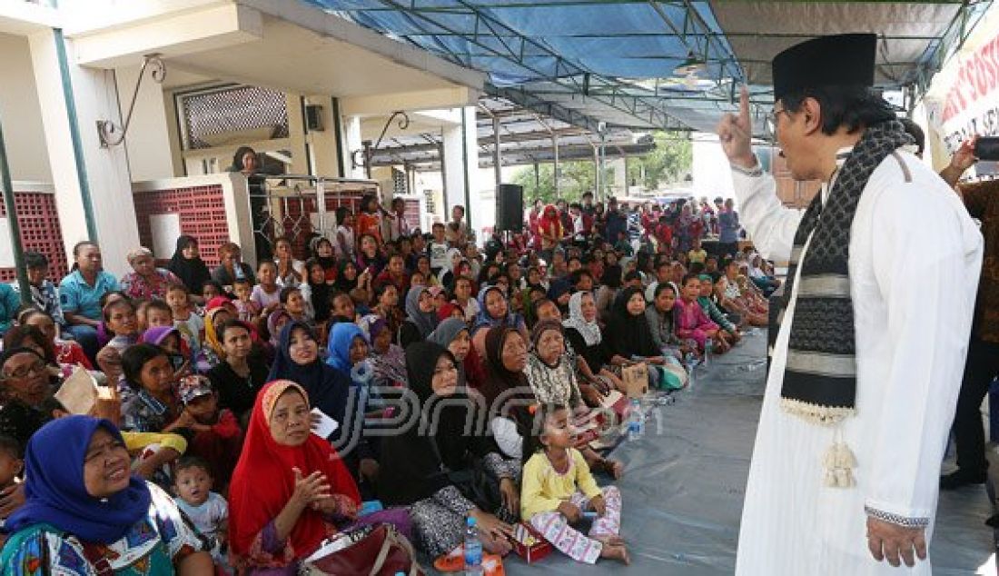 Calon Gubernur DKI Jakarta Adhyaksa Dault saat mengunjungi Masjid Luar Batang, Jakarta Utara, Jumat (29/4). Adhyaksa kecewa dengan keputusan Gubernur DKI Jakarta Basuki Tjahaja Purnama mengusur daerah tersebut. Foto: Ricardo/JPNN.com - JPNN.com