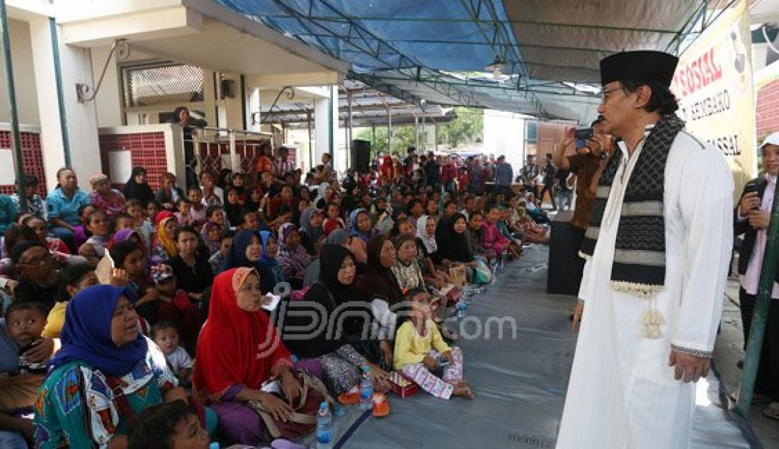 Calon Gubernur DKI Jakarta Adhyaksa Dault saat mengunjungi Masjid Luar Batang, Jakarta Utara, Jumat (29/4). Adhyaksa kecewa dengan keputusan Gubernur DKI Jakarta Basuki Tjahaja Purnama mengusur daerah tersebut. Foto: Ricardo/JPNN.com - JPNN.com