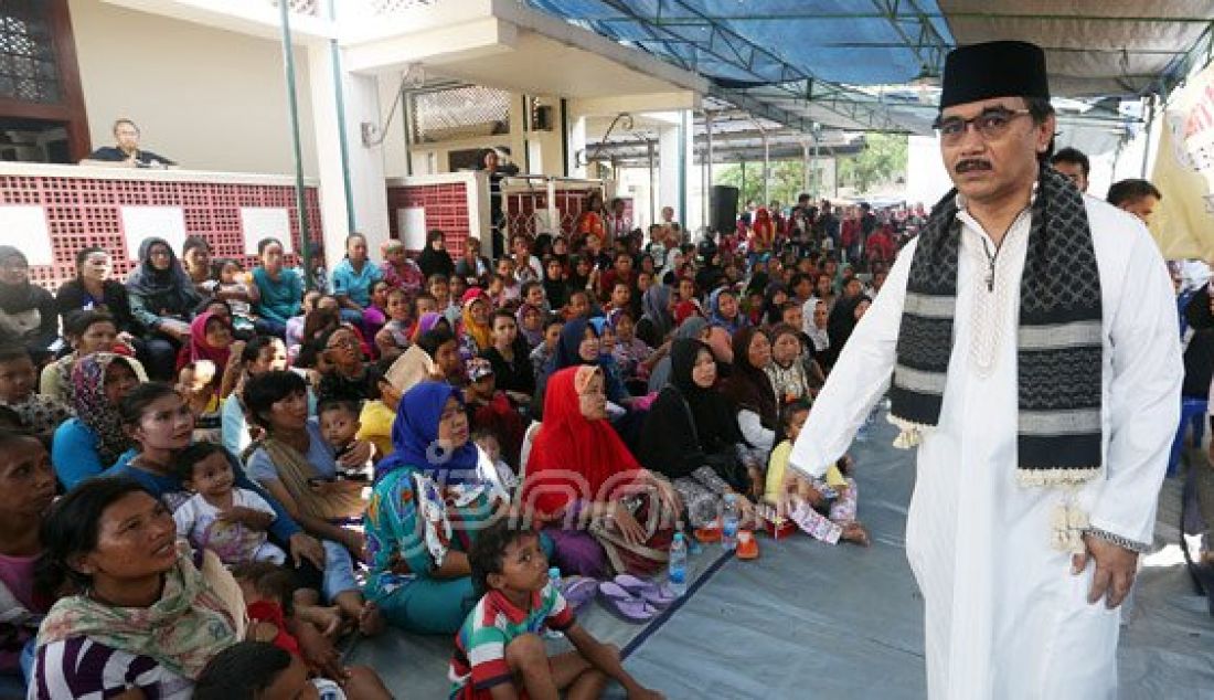 Calon Gubernur DKI Jakarta Adhyaksa Dault saat mengunjungi Masjid Luar Batang, Jakarta Utara, Jumat (29/4). Adhyaksa kecewa dengan keputusan Gubernur DKI Jakarta Basuki Tjahaja Purnama mengusur daerah tersebut. Foto: Ricardo/JPNN.com - JPNN.com