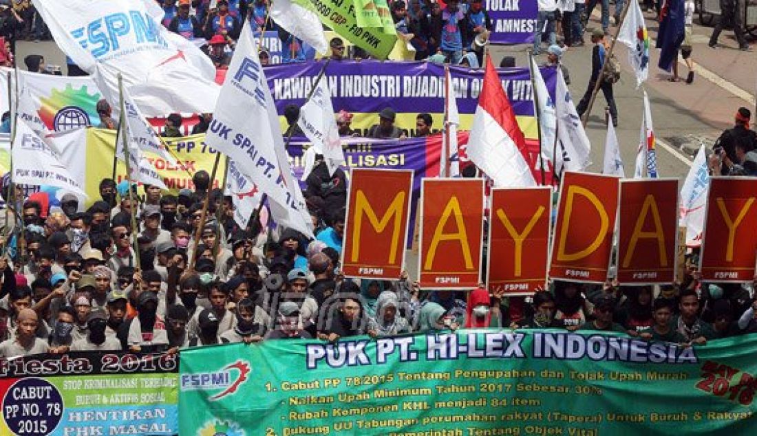 Ribuan buruh saat menggelar aksi demo di depan Istana Merdeka, Jakarta, Minggu (1/5). Para buruh menolak upah murah dan meminta pencabutan PP no 78/2015 tentang pengupahan. Foto: Ricardo/JPNN.com - JPNN.com