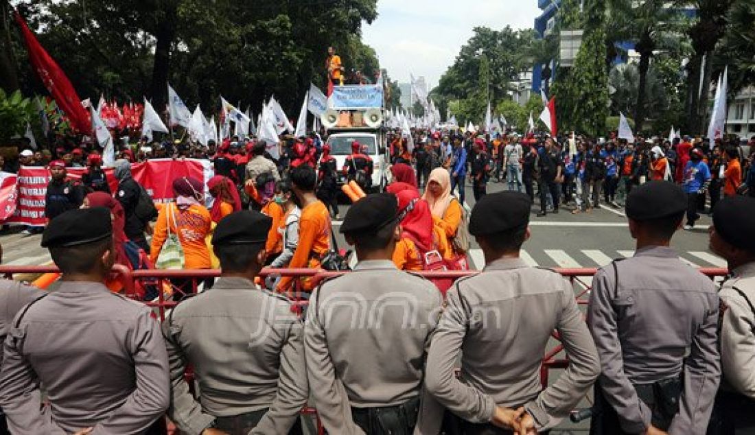 Petugas kepolisian melakukan penjagaan pada peringatan MAYDAY 2016 di depan Istana Merdeka, Jakarta, Minggu (1/5). Foto: Ricardo/JPNN.com - JPNN.com