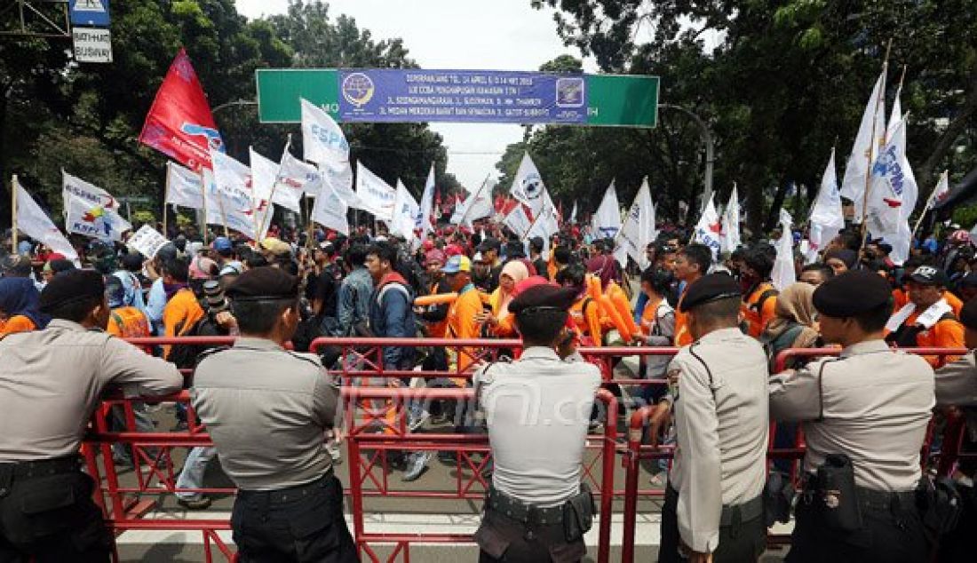 Petugas kepolisian melakukan penjagaan pada peringatan MAYDAY 2016 di depan Istana Merdeka, Jakarta, Minggu (1/5). Foto: Ricardo/JPNN.com - JPNN.com