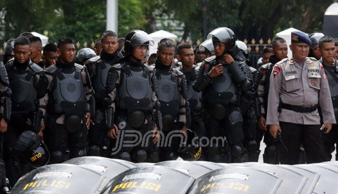 Petugas kepolisian melakukan penjagaan pada peringatan MAYDAY 2016 di depan Istana Merdeka, Jakarta, Minggu (1/5). Foto: Ricardo/JPNN.com - JPNN.com