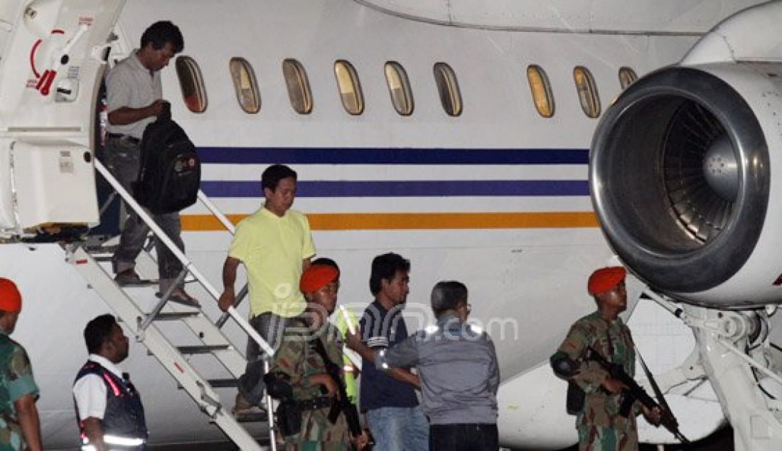 Kesepuluh warga negara Indonesia (WNI) yang disandera Abu Sayyaf tiba di Bandara Halim Perdana Kusuma, Jakarta, Minggu (1/5) malam. Foto: Imam H/Jawa Pos/JPNN.com - JPNN.com