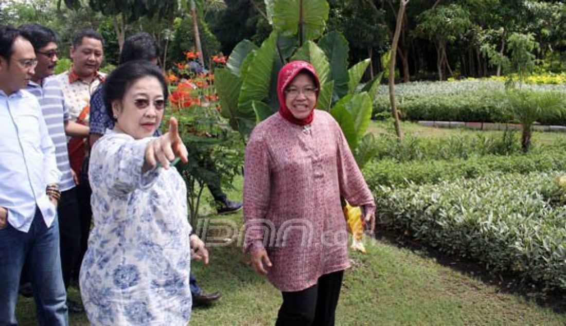Ketua Umum PDIP Megawati Soekarnoputri bertandang ke Surabaya, Minggu (1/5). Dalam kunjungan itu, Megawati didampingi Wali Kota Surabaya Tri Rismaharini dan singgah di Taman Harmoni, Keputih. Foto: Satria/Radar Surabaya/JPNN.com - JPNN.com