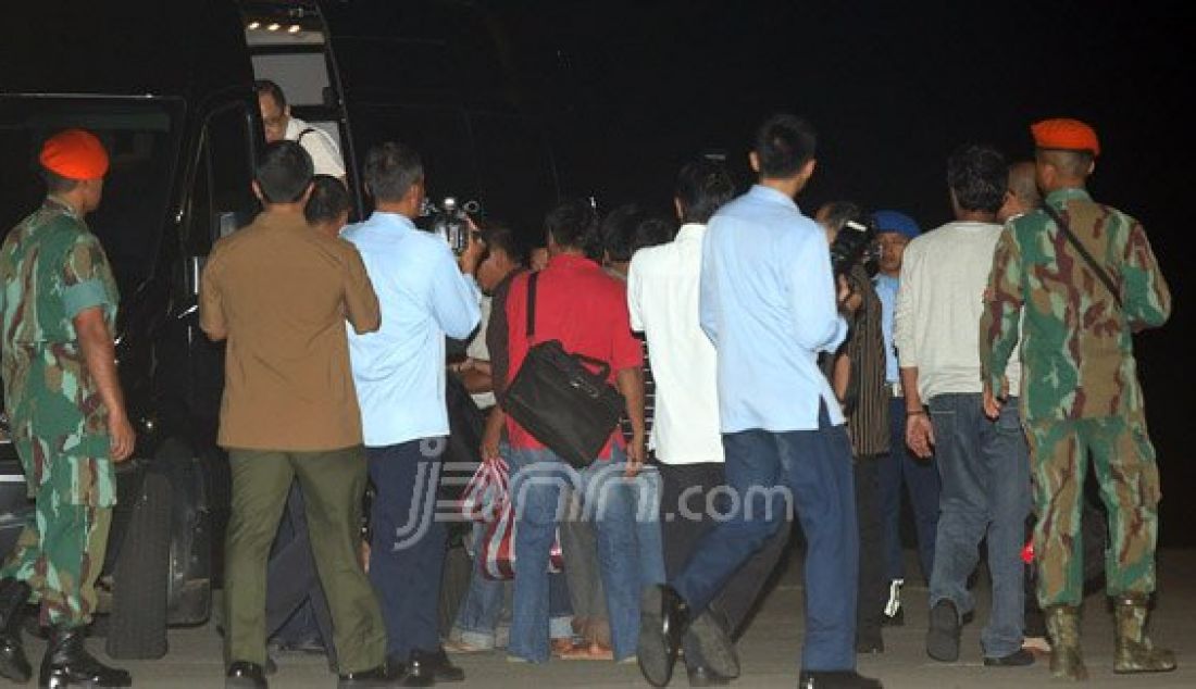 Kesepuluh warga negara Indonesia (WNI) korban penyanderaan Abu Sayyaf saat tiba di Lanud Halim Perdana Kusuma, Jakarta, Minggu (1/5). Foto: Ricardo/JPNN.com - JPNN.com