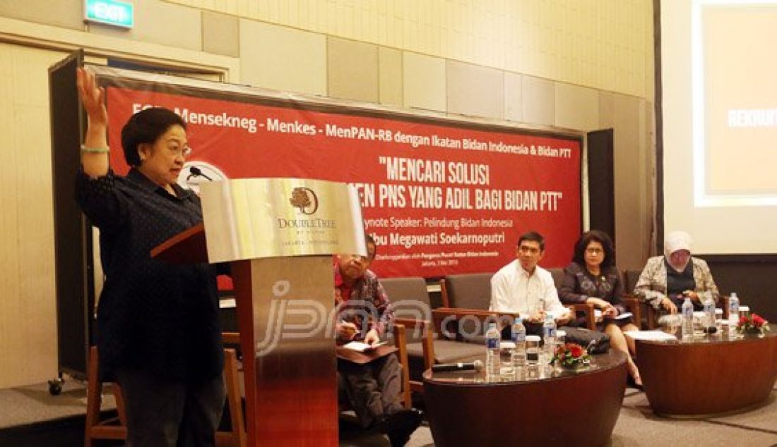 Ketua Umum PDIP Megawati Soekarnoputri berbicara pada Forum Diskusi dengan Ikatan Bidan Indonesia dan Bidan PTT bertema Mencari Solusi Rekruitment PNS yang adil bagi Bidan PTT di Jakarta, Senin (2/5). Foto: Ricardo/JPNN.com - JPNN.com