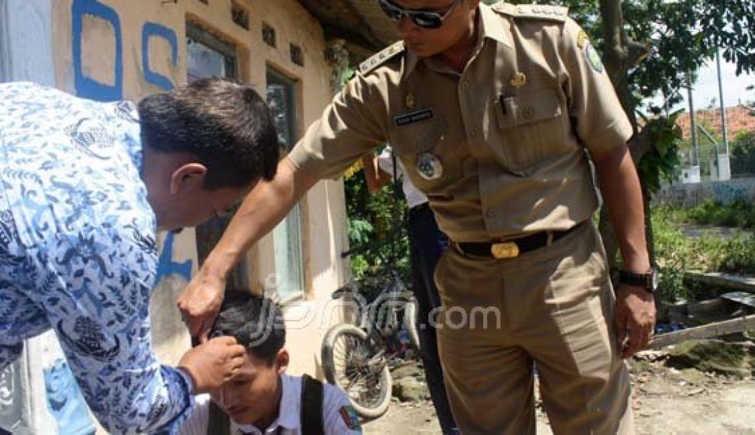 Salah satu pelajar mendapat hukuman dengan dicukur rambutnya setelah terjaring razia Satpol PP Patrol, kota Indramayu, Senin (2/5). Foto: Kholil/Radar Cirebon/JPNN.com - JPNN.com