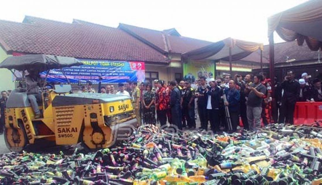 DIMUSNAHKAN: Polres Bandung memusnahkan lebih dari 15 ribu lebih botol minuman beralkohol (minol) hasil penyitaan dari beberapa Polsek di Mapolres Bandung, Soreang, Senin (2/5). Foto: Mildan/Radar Bandung/JPNN.com - JPNN.com