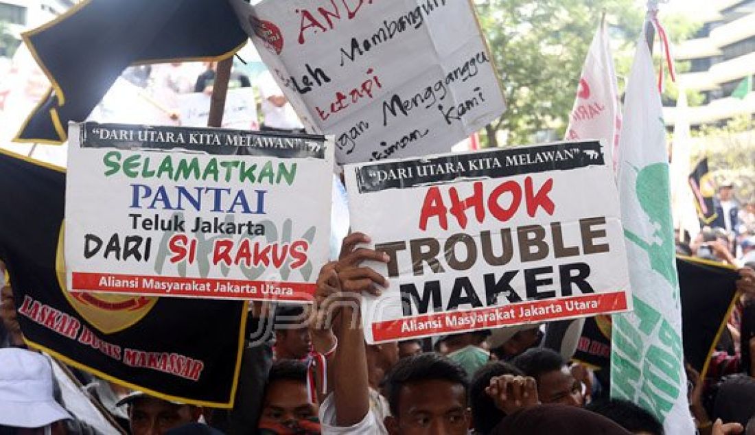 Puluhan massa dari Laskar Kampung Luar Batang saat berdemo di depan gedung KPK, Jakarta, Selasa (3/5). Mereka meminta KPK mengusut hasil audit temuan BPK yang menyeret AHOK. Foto: Ricardo/JPNN.com - JPNN.com