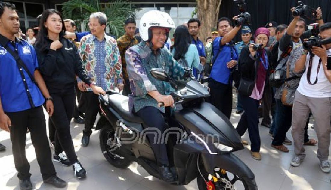 LAUNCHING: Menristekdikti Muhammad Nasir mencoba motor matic listrik dengan nama Gesits, di kampus ITS Surabaya, Selasa (3/5). Foto: Satria/Radar Surabaya/JPNN.com - JPNN.com