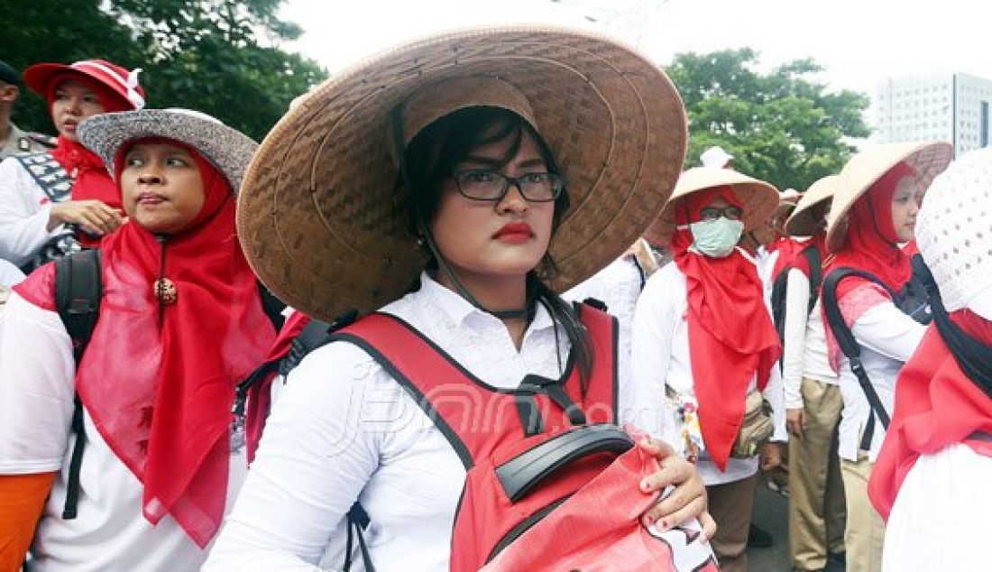 Ribuan Bidan PTT saat menggelar aksi demo di depan Gedung Kementerian Kesehatan, Jakarta, Rabu (4/5). Mereka menuntut nasib mereka kepada Menteri Kesehatan dan Presiden Jokowi. Foto: Ricardo/JPNN.com - JPNN.com
