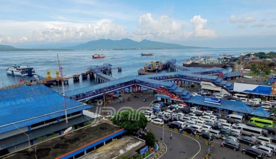 ANTREAN: Memasuki masa libur panjang, pelabuhan Ketapang Banyuwangi mengalami kepadatan, Kamis (5/5). Antrian terjadi hingga 7km panjangnya. Foto: Rendra/Radar Banyuwangi/JPNN.com - JPNN.com