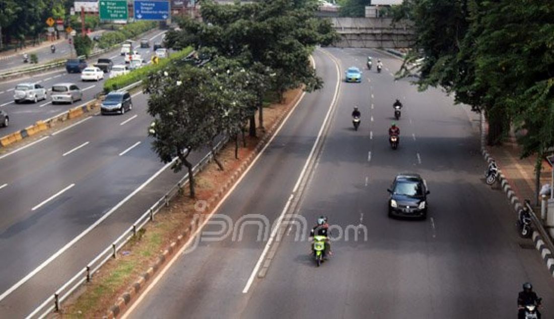 Suasana lengang jalan protokol Ibu Kota di kawasan Gatot Subroto, Jakarta, Jumat (6/5). Aktivitas lalu lintas Jakarta relatif sepi dikarenakan sebagian besar warga Jakarta menikmati liburan panjang di luar kota. Foto: Ricardo/JPNN.com - JPNN.com