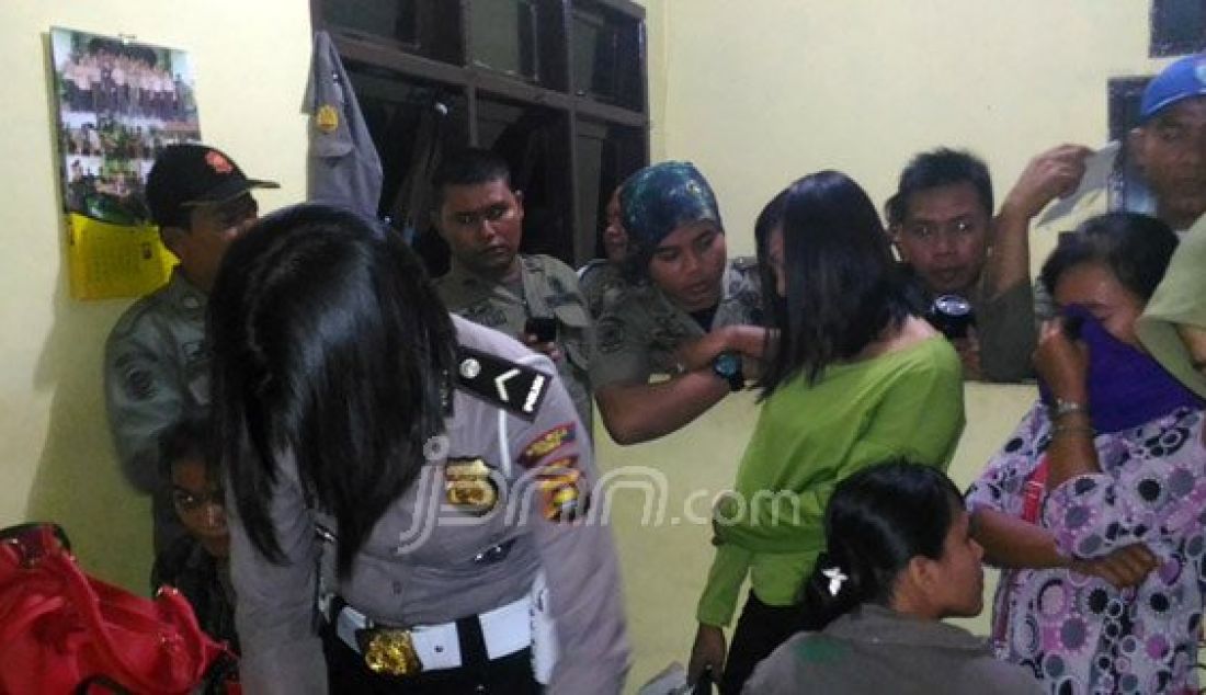 Sebanyak 11 PSK diinterogasi di kantor Satpol PP Tebo, Jambi, Jumat (6/5). Operasi gabungan Polres Tebo dan Satpol PP ini mengamankan para PSK saat tengah asik melayani pelanggan. Foto: Betha/Jambi Independent/JPNN.com - JPNN.com