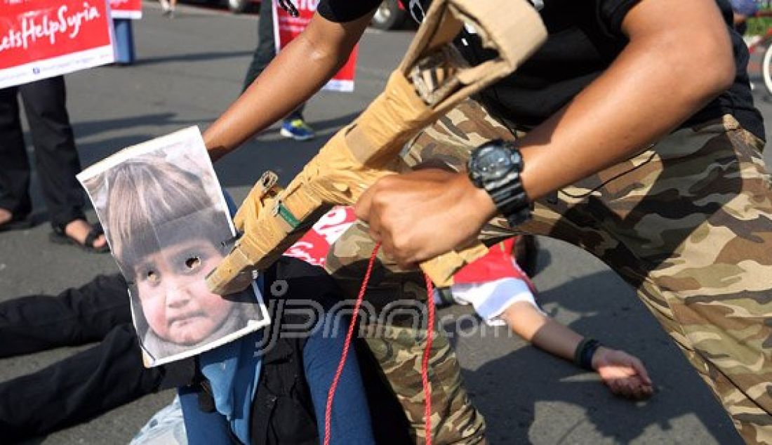 Solidaritas Untuk Suriah saat menggelar aksi simpatik dan penggumpulan dana untuk Suriah di Bundaran HI, Jakarta, Minggu (8/5). Foto : Ricardo/JPNN.com - JPNN.com