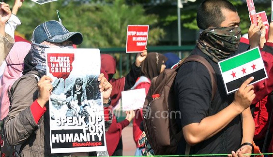 Solidaritas Untuk Suriah saat menggelar aksi simpatik dan penggumpulan dana untuk Suriah di Bundaran HI, Jakarta, Minggu (8/5). Foto : Ricardo/JPNN.com - JPNN.com