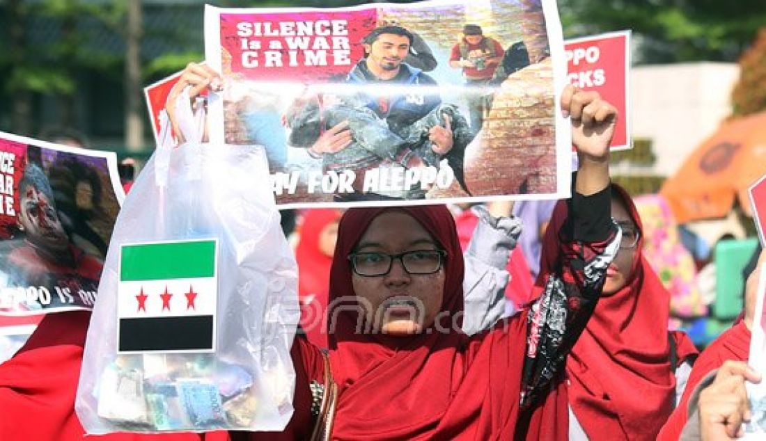 Solidaritas Untuk Suriah saat menggelar aksi simpatik dan penggumpulan dana untuk Suriah di Bundaran HI, Jakarta, Minggu (8/5). Foto : Ricardo/JPNN.com - JPNN.com