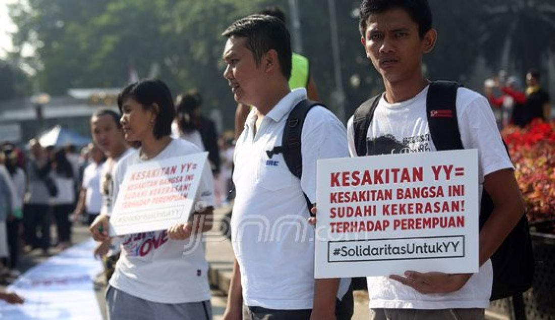 Solidaritas Untuk Yuyun saat menggelar aksi simpatik di Bundaran HI, Jakarta, Minggu (8/5). Mereka meminta pemerintah untuk menindak tegas pelaku pemerkosaan Yuyun. Foto : Ricardo/JPNN.com - JPNN.com