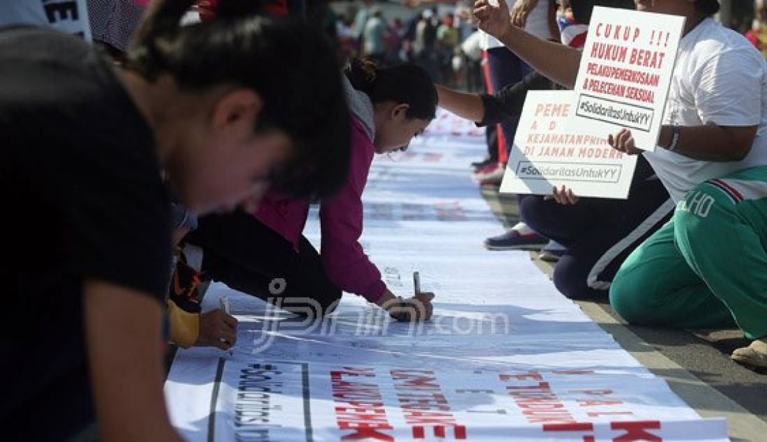 Solidaritas Untuk Yuyun saat menggelar aksi simpatik di Bundaran HI, Jakarta, Minggu (8/5). Mereka meminta pemerintah untuk menindak tegas pelaku pemerkosaan Yuyun. Foto : Ricardo/JPNN.com - JPNN.com