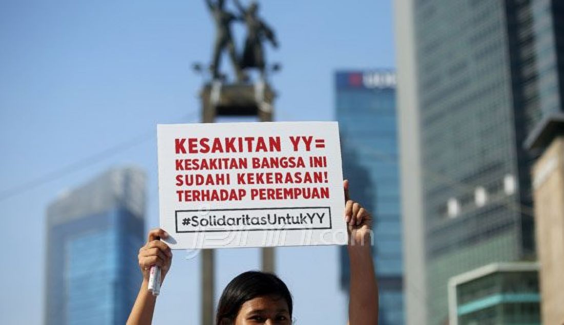 Solidaritas Untuk Yuyun saat menggelar aksi simpatik di Bundaran HI, Jakarta, Minggu (8/5). Mereka meminta pemerintah untuk menindak tegas pelaku pemerkosaan Yuyun. Foto : Ricardo/JPNN.com - JPNN.com