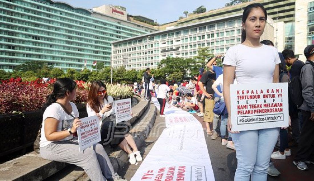 Solidaritas Untuk Yuyun saat menggelar aksi simpatik di Bundaran HI, Jakarta, Minggu (8/5). Mereka meminta pemerintah untuk menindak tegas pelaku pemerkosaan Yuyun. Foto : Ricardo/JPNN.com - JPNN.com