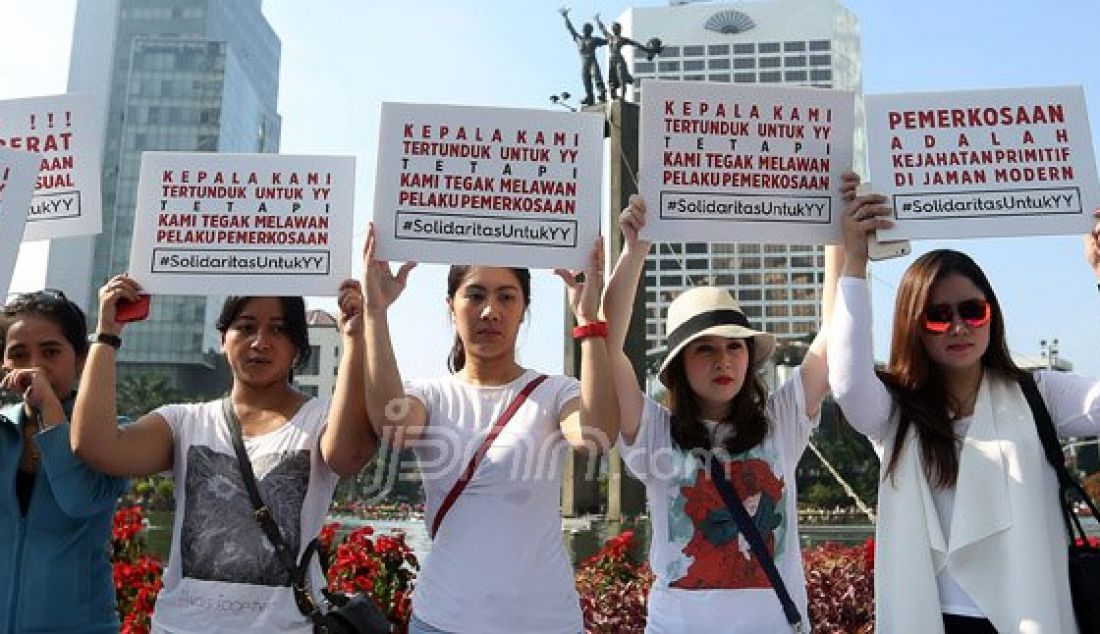 Solidaritas Untuk Yuyun saat menggelar aksi simpatik di Bundaran HI, Jakarta, Minggu (8/5). Mereka meminta pemerintah untuk menindak tegas pelaku pemerkosaan Yuyun. Foto : Ricardo/JPNN.com - JPNN.com